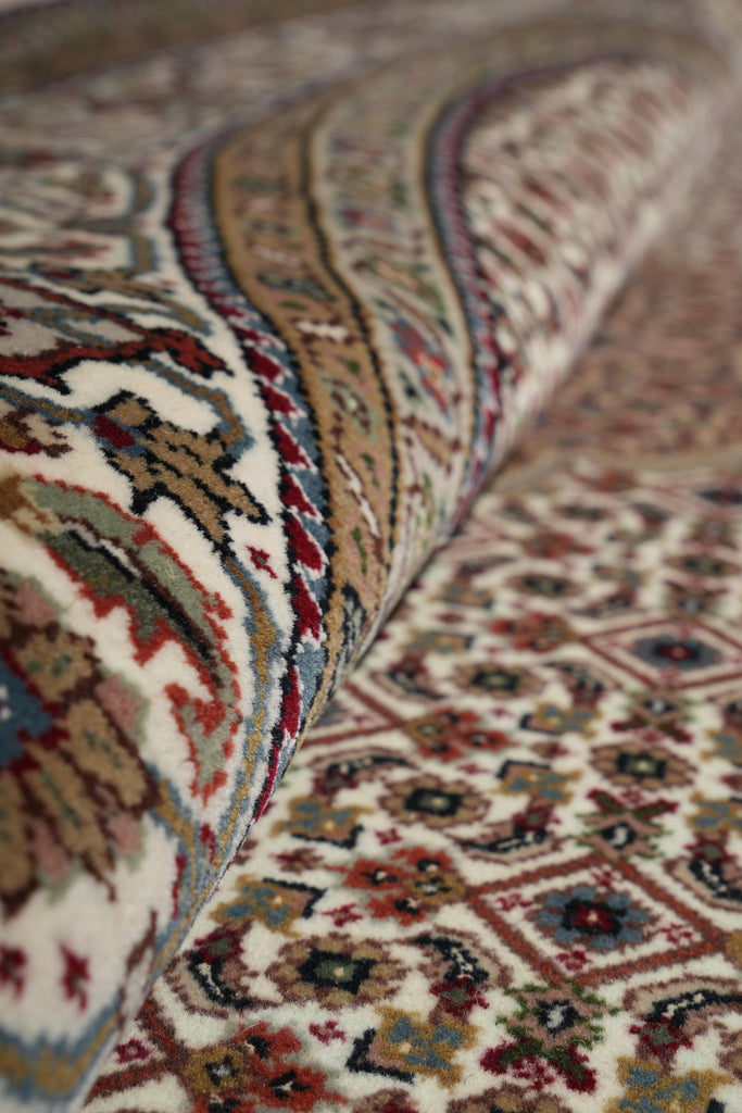 6.8 x 6.8 Round Fine Handmade Rug Wool and Silk Mahi Tabriz #F-4047