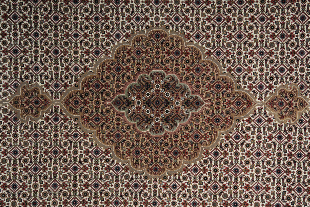 6.8 x 6.8 Round Fine Handmade Rug Wool and Silk Mahi Tabriz #F-4047