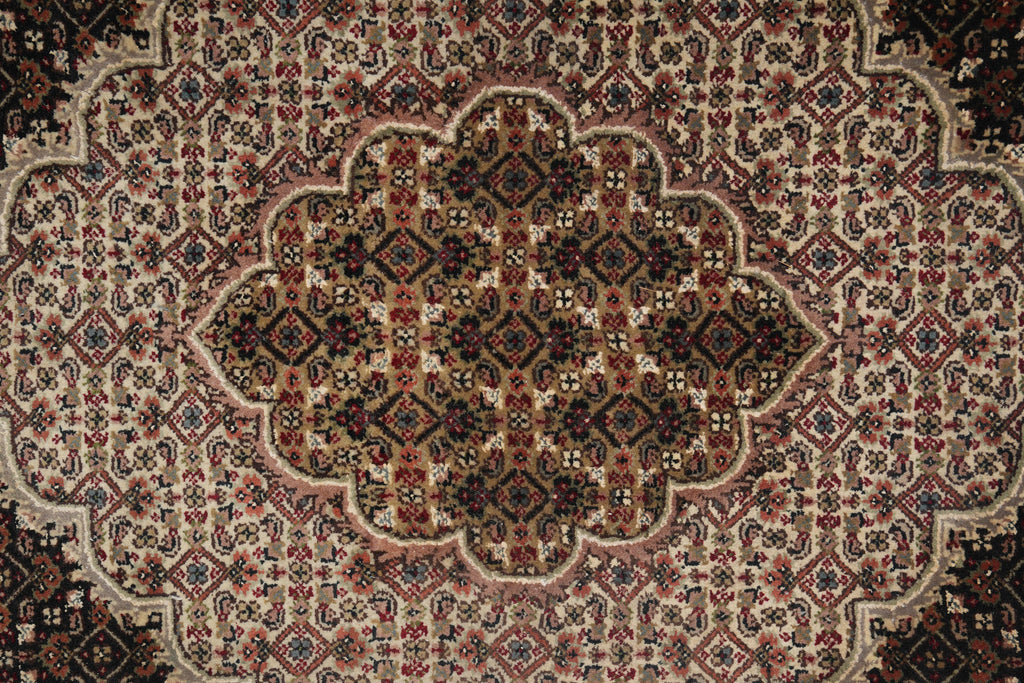 6.8 x 6.8 Round Quality Wool and Silk Rug Black #F-4059