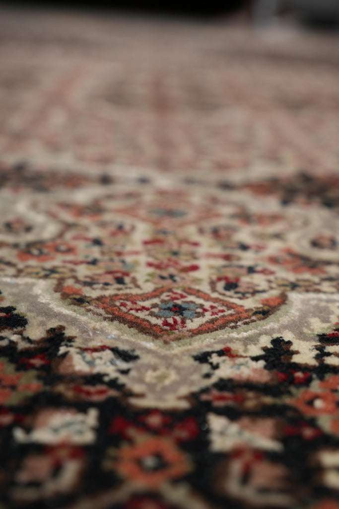 6.8 x 6.8 Round Quality Wool and Silk Rug Black #F-4059