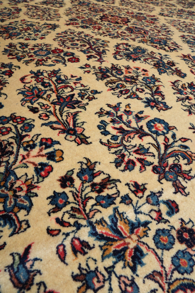 7 x 9.8 Ivory Fine Wool Persian Sarouk Rug - view 9