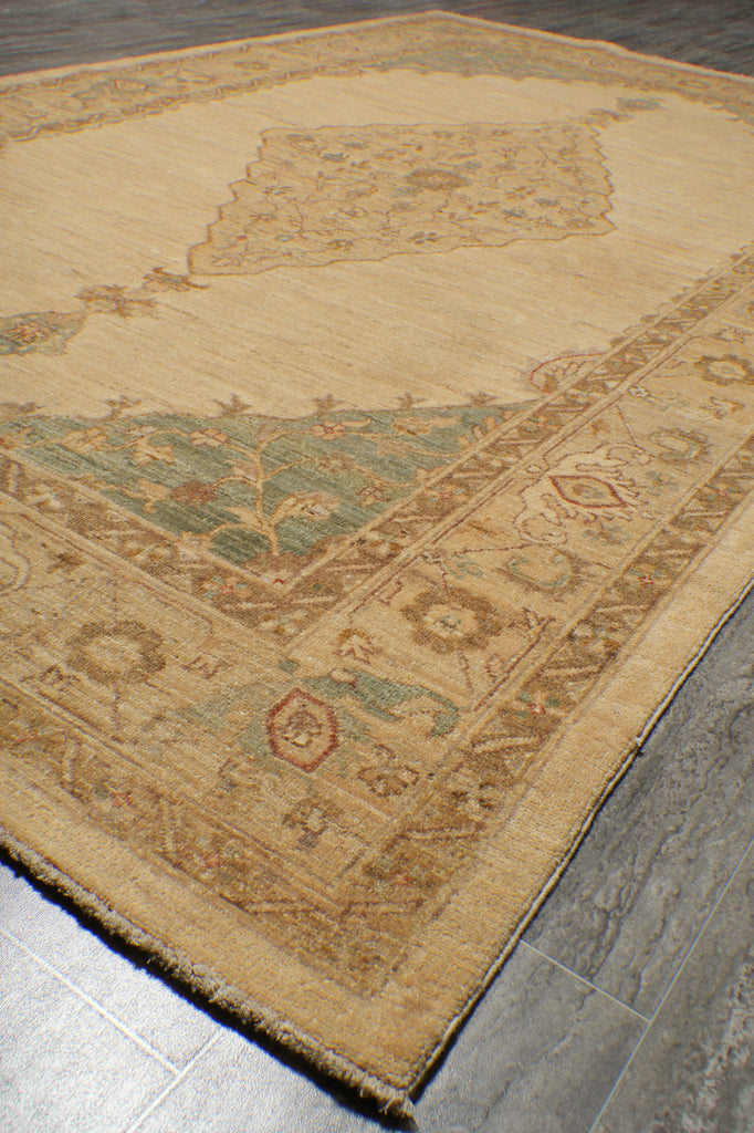 6 x 9.5 Ivory Ferahan Chobi Peshawar Handmade Rug 20248