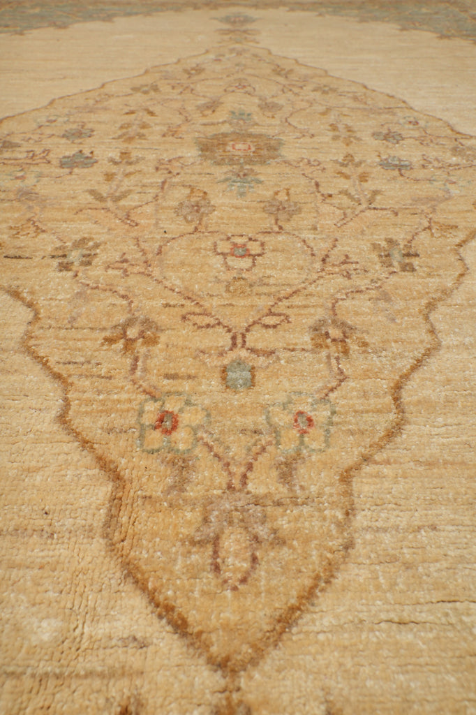 6 x 9.5 Ivory Ferahan Chobi Peshawar Handmade Rug 20248
