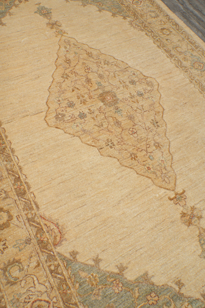 6 x 9.5 Ivory Ferahan Chobi Peshawar Handmade Rug 20248
