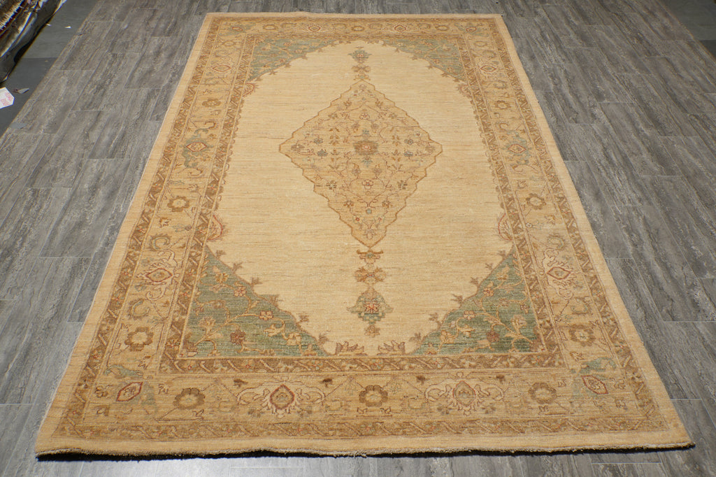 6 x 9.5 Ivory Ferahan Chobi Peshawar Handmade Rug 20248