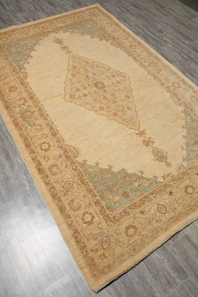 6 x 9.5 Ivory Ferahan Chobi Peshawar Handmade Rug 20248