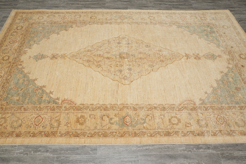 6 x 9.5 Ivory Ferahan Chobi Peshawar Handmade Rug 20248